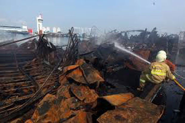 2 Kapal Pesiar Terbakar...