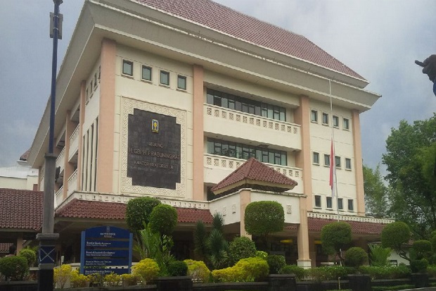 UII Akan Cabut Gelar...