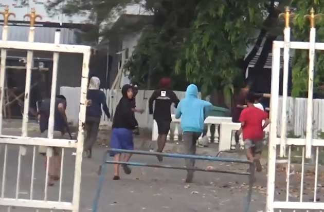 Bersenjata Parang-Panah,...