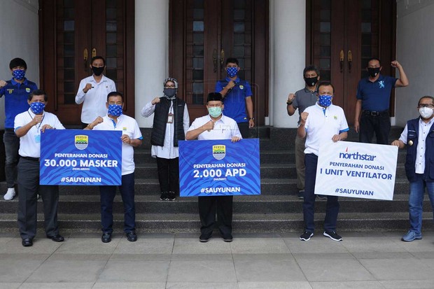 Persib Serahkan Bantuan...