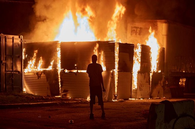 Demonstran AS Bakar...
