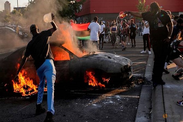 Demonstran Pro George...