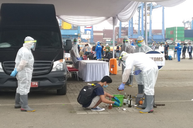 Evakuasi Awak Kapal...