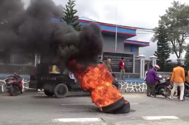Aksi Menolak TKA China...