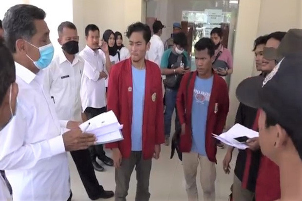 Mahasiswa Masih Ngotot...