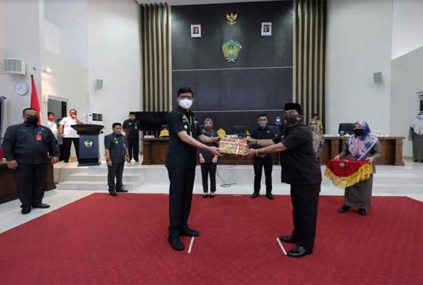 Bupati Serahkan Ranperda...