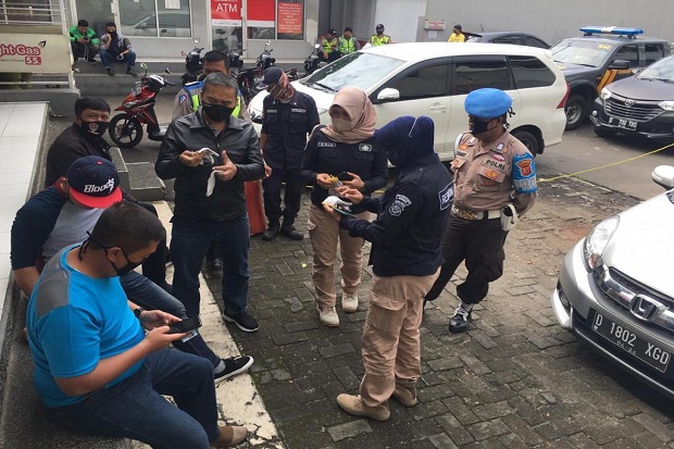 Pria Paruh Baya yang...