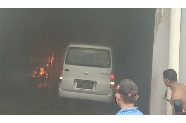 Gudang Ekspedisi Terbakar,...