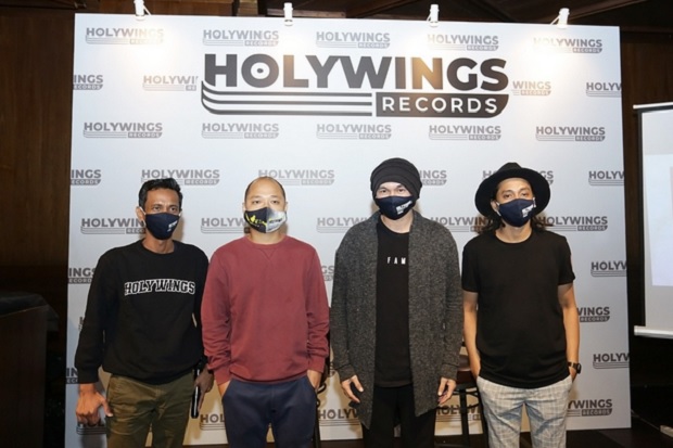 Di Bawah Holywings Records,...