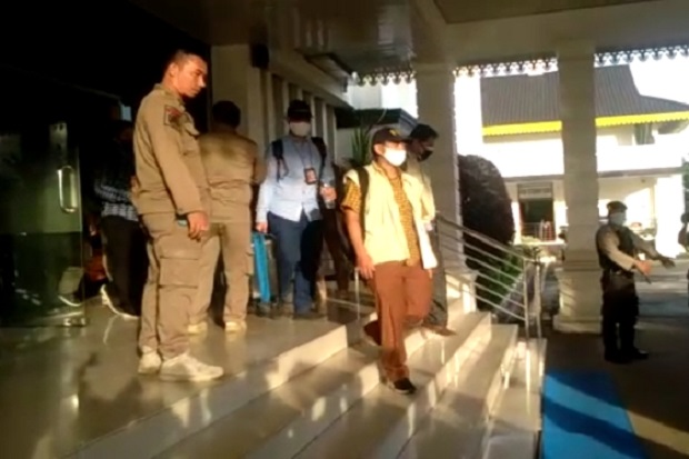 Petugas KPK Geledah...
