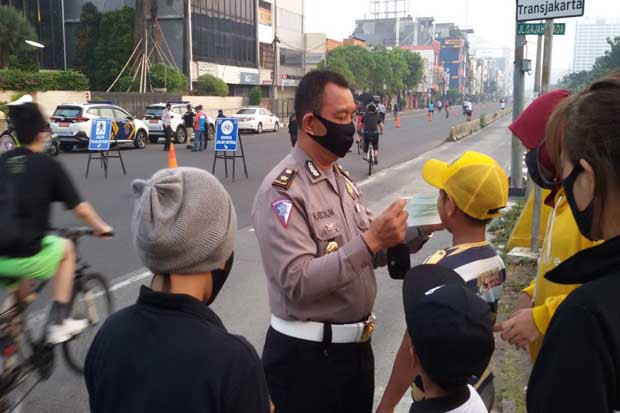 Polisi Bagikan Masker...