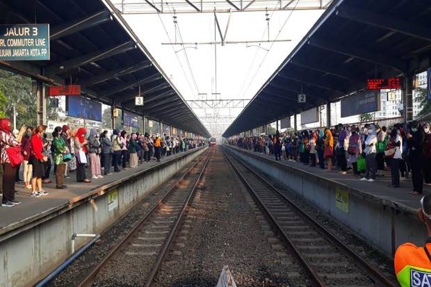 Urai Antrean Penumpang...