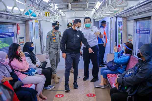 Penumpang KRL di Stasiun...