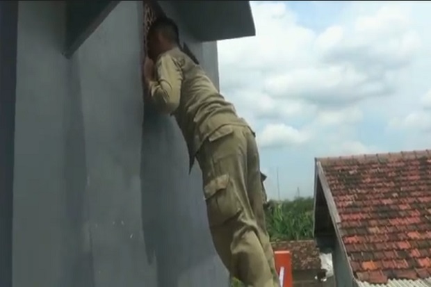 Asyik Ngamar di Kosan...