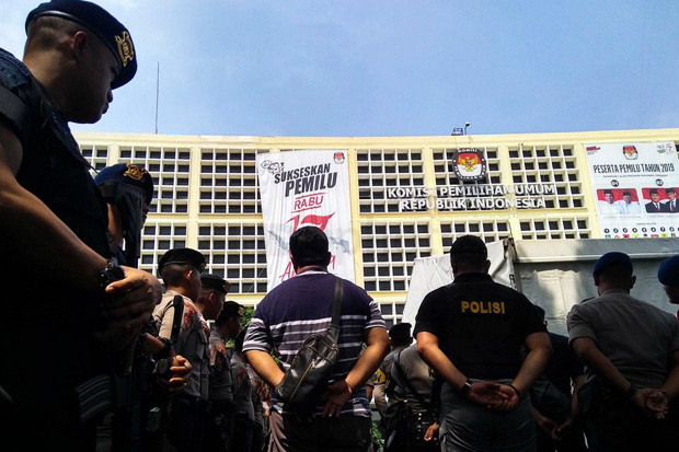 Terjadi Kerumunan Massa,...