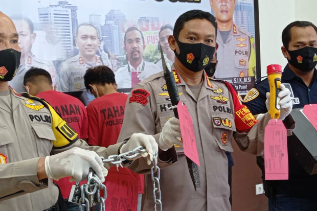 Gagal Bobol Apotek,...