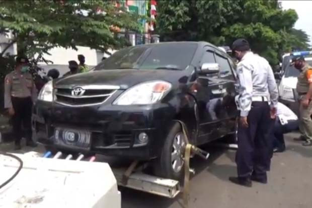 Petugas Gabungan Tertibkan...