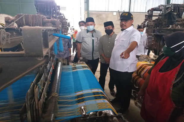 Terpuruk Akibat Pandemi,...