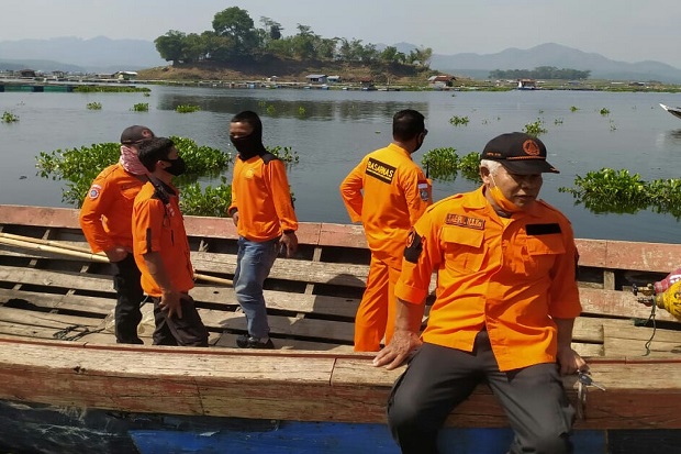 Perahu Tongkang Terbalik...