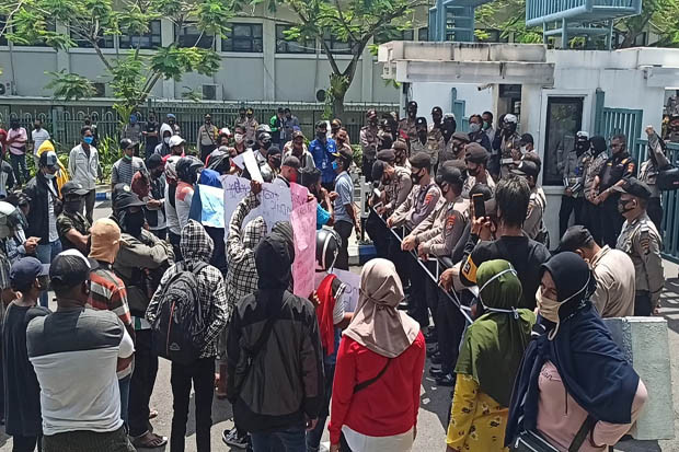 Protes Tambang Apung,...
