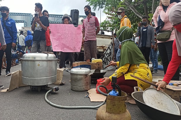 Tuntut Cabut Izin Tambang,...