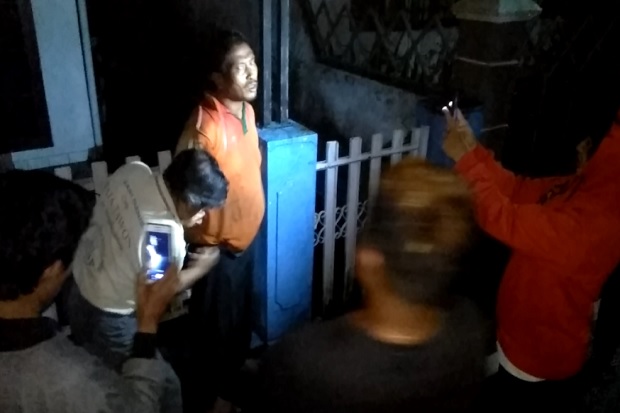 Ketahuan Pemilik Rumah,...