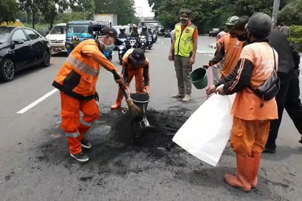PPSU Bersihkan Bekas...