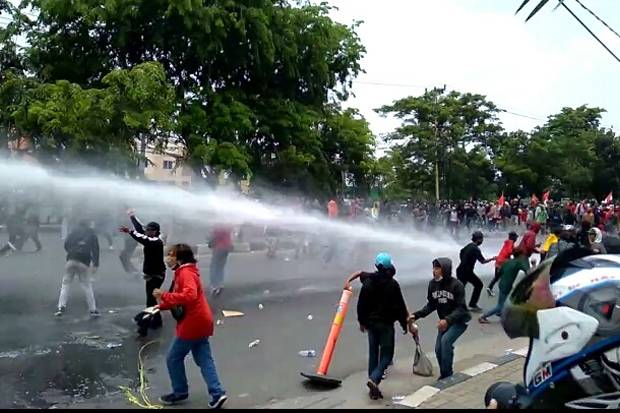 Bentrokan Massa-Polisi...