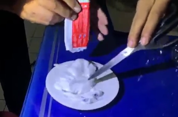 Jenguk Suami di Polres...