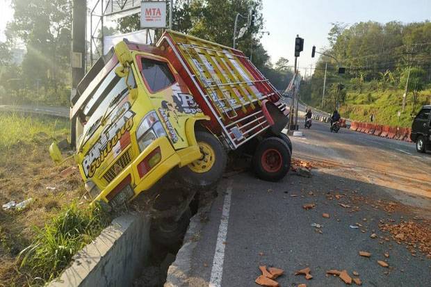 Sopir Lalai, Truk Pengangkut...