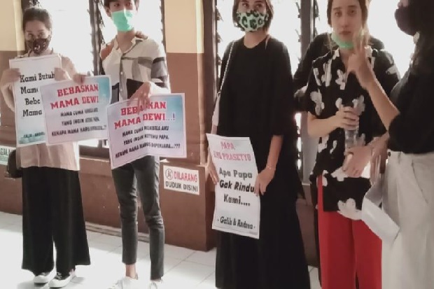 Ada Poster Bebaskan...