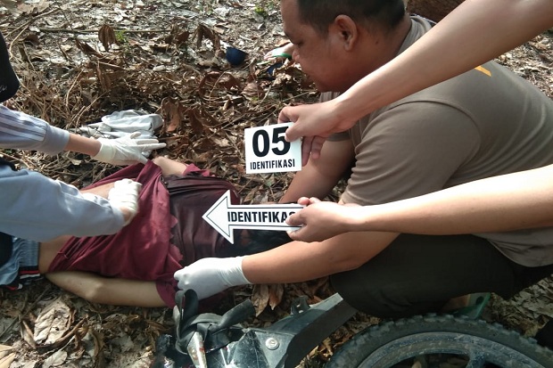 Dua Pemuda Berduel dengan...