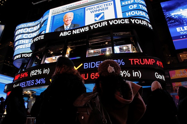 Warga Ramai Berkumpul...