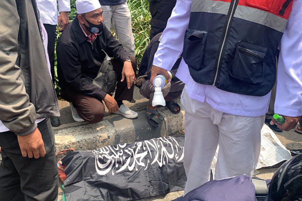 Di Tengah Kerumunan...