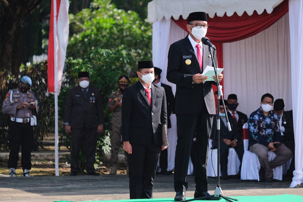Pimpin Upacara Peringatan...
