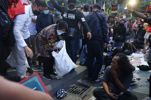 Di Tengah Unjuk Rasa...