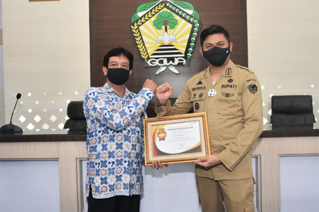 Terima Penghargaan dari...