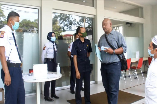 Tuntut Uang Dikembalikan,...