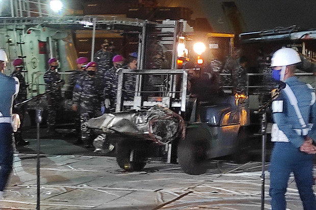 KRI Parang Temukan Komponen...