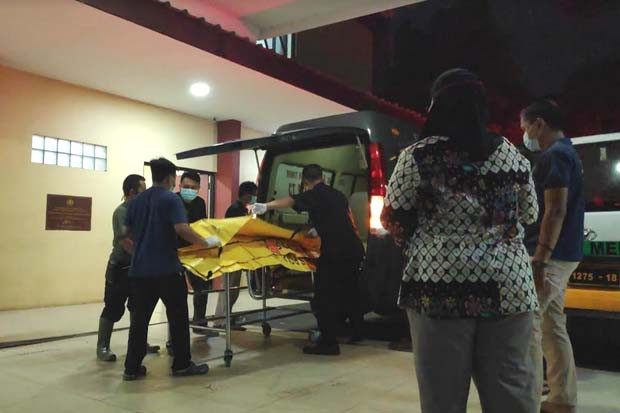 16 Kantong Jenazah dan...