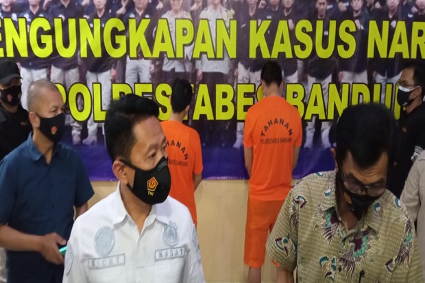 Vokalis Band Kapten...