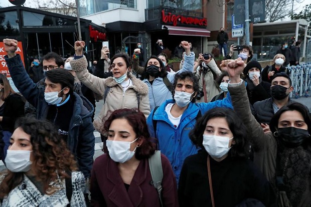 Demonstran Turki Sebar...