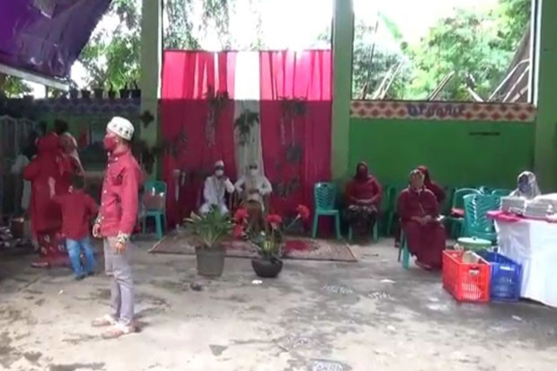 Warga Duren Sawit Gelar...