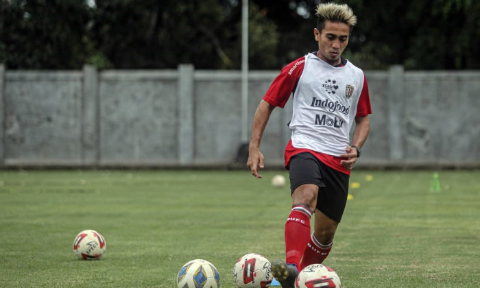 Latihan Lagi, Bek Veteran...