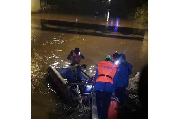 Lompat ke Kali Ciliwung,...