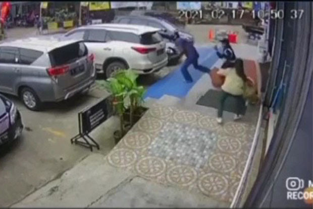 Aksi Perampokan Nasabah...