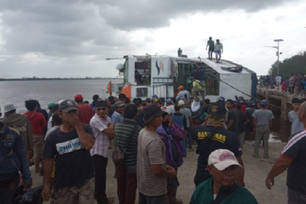 Kapal Ferry Bocor dan...
