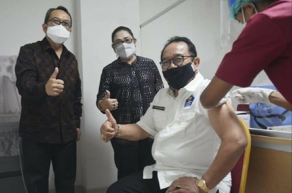 Vaksinasi COVID-19 untuk...