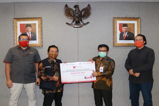 Karyawan Bank DKI Donasi...