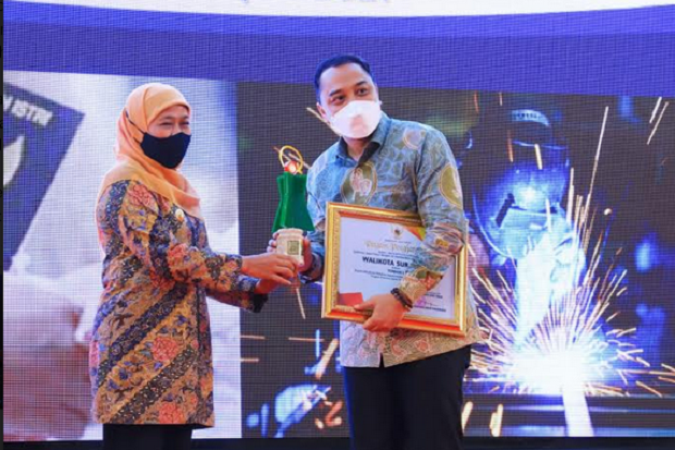 Terima Penghargaan Pembina...